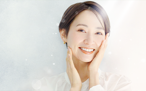 美容鍼でリフトアップした女性
