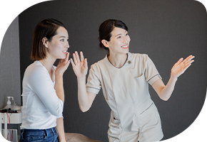 FariFa鍼灸院の美容鍼を受けてリフトアップに喜ぶ女性