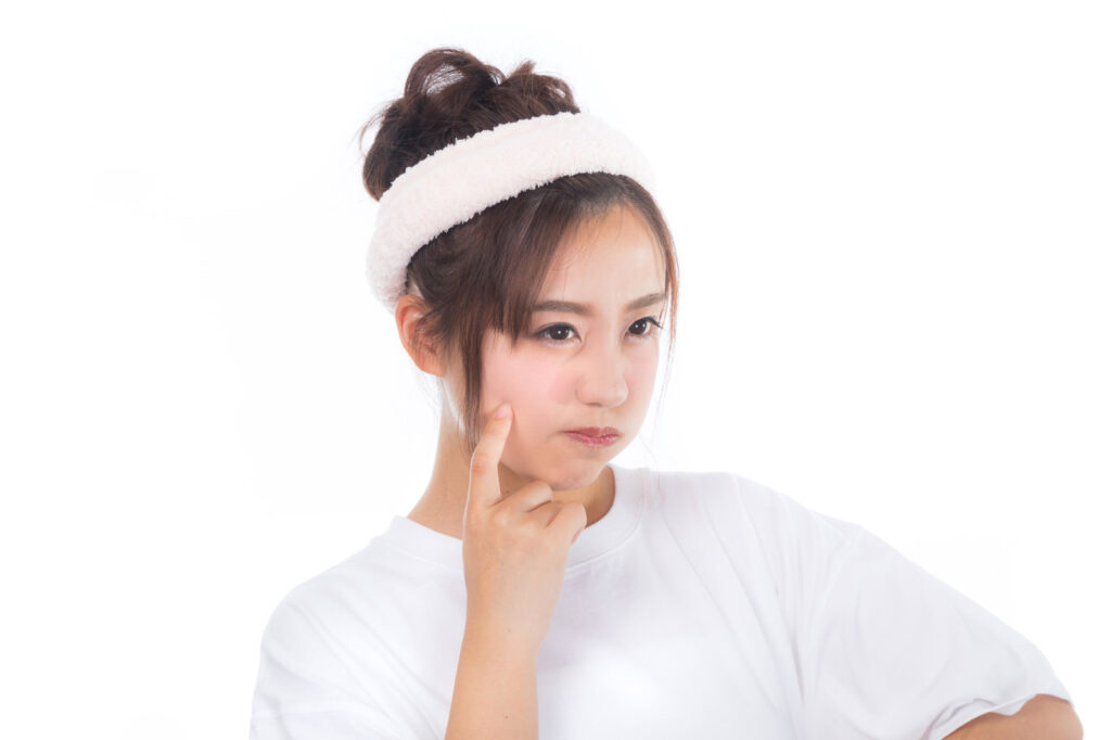 顔のくすみに悩んでいる女性のイメージ写真