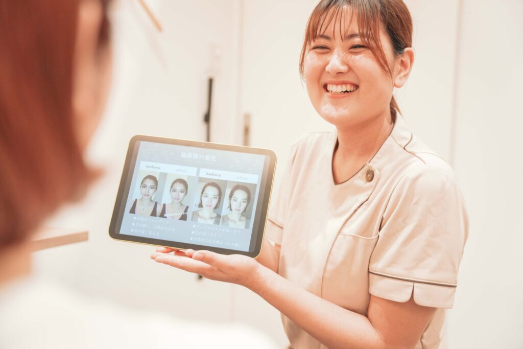 HariFa鍼灸院で美容鍼のBefore Afterをお見せしている写真
