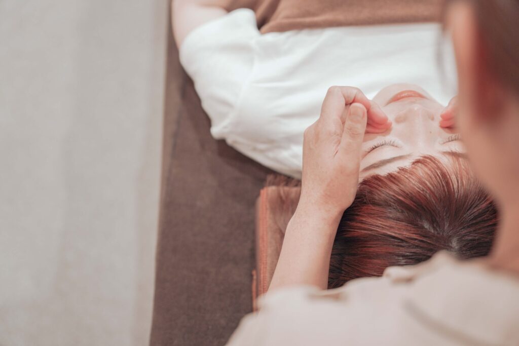 ハーブピーリングのような美容施術を受けているイメージ写真