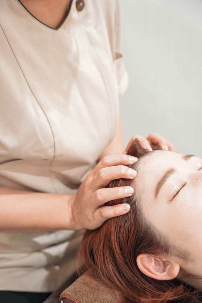 HariFa鍼灸院の美容鍼の施術の一環としてヘッドマッサージをしている様子