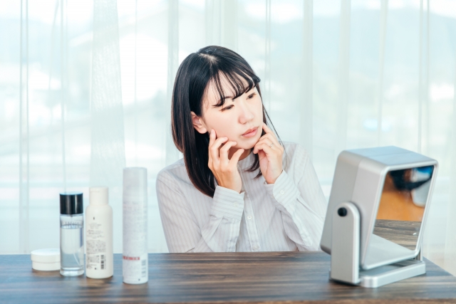 肌荒れに悩む女性