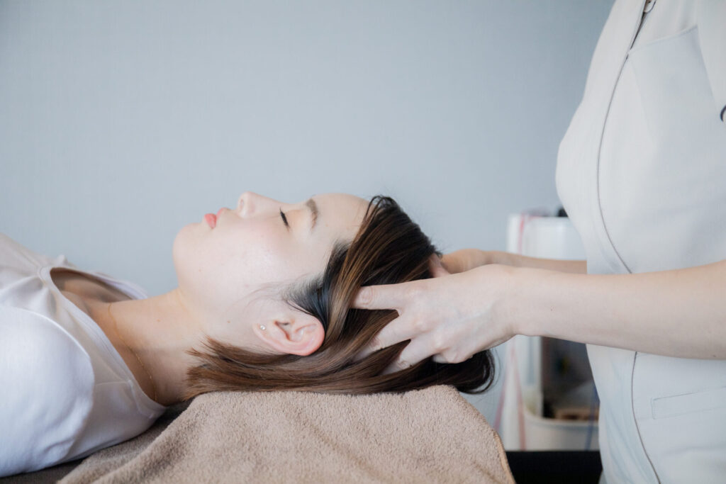 ヘッドスパを受ける女性